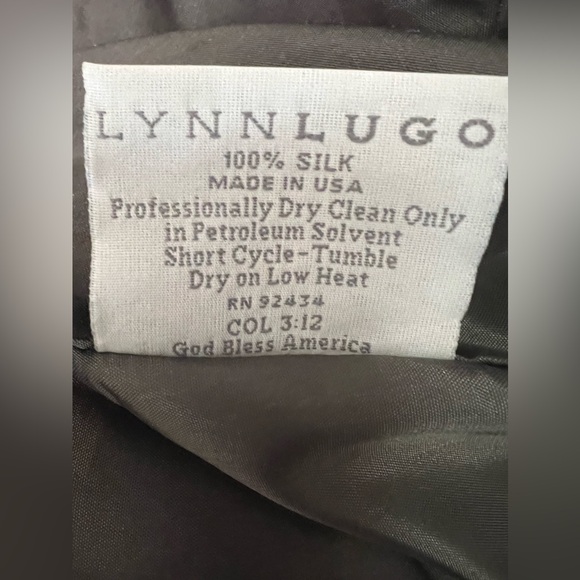 Lynn Lugo - 100% Silk, lined, ruffled neckline & back, side zip, formal, chic! 4 - Picture 4 of 4